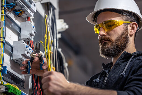 operatore-installazione-e-manutenzione-di-impianti-elettrici